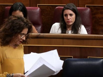 La portavoz de Podemos en el Congreso, Irene Montero, observa a la ministra de Hacienda, María Jesús Montero, este miércoles.