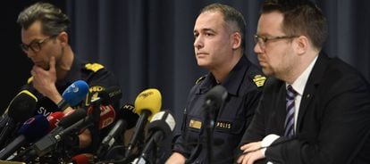 Los responsables policiales Jan Evensson, Jonas Hysing y Johan Olsson, este domingo en Estocolmo.