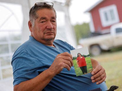 Darryl Burns sostiene una foto de su hermana Gloria, asesinada en el ataque del domingo pasado en Weldon, Saskatchewan, Canadá.