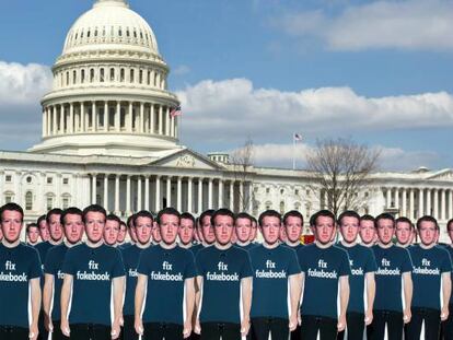 Protesta por la filtraci&oacute;n de datos con recortes de cart&oacute;n de Mark Zuckerberg en los exteriores del Capitolio en Washington. 