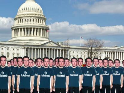 Protesta por la filtración de datos con recortes de cartón de Mark Zuckerberg en los exteriores del Capitolio en Washington. 