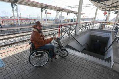 Carlos Carbajal, vecino de Ciempozuelos, no puede cruzar el and&eacute;n de su estaci&oacute;n al no estar preparada para discapacitados.