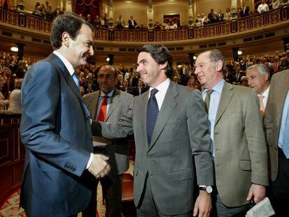 Zapatero (i) y Aznar se saludan en el Congreso de los Diputados.