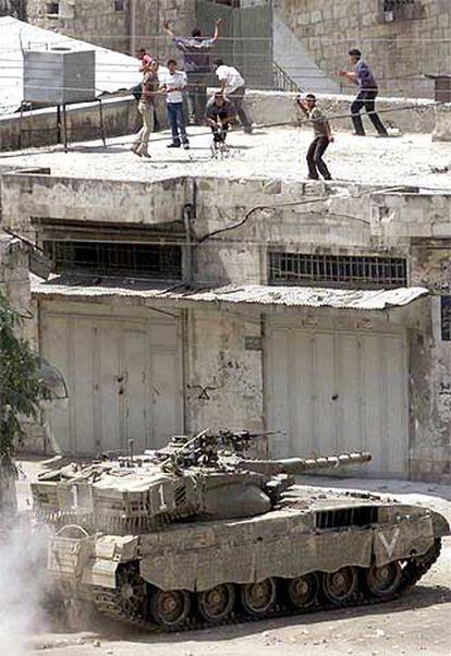 Tanque israelí y un grupo de palestinos, en la ciudad de Nablús, en 2002.