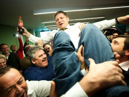 Robert Fico celebra la victoria en las legislativas en Eslovaquia en la sede del Partido Socialdem&oacute;crata. 