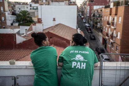 Dos mujeres participantes en una protesta de la Plataforma de Afectados por la Hipoteca (PAH) para evitar el desalojo de un edificio en Madrid el pasado verano.