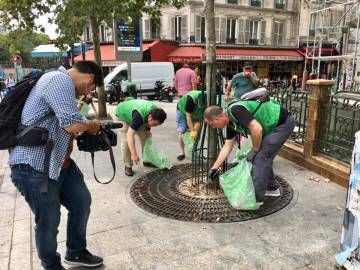 Los voluntarios de 'Green Bird' limpiaron la plaza de Clichy (París) el pasado 8 de julio