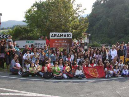 Vecinos de Aramaio festejan la colocaci&oacute;n de los carteles a la entrada del municipio alav&eacute;s.