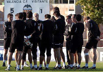 Los jugadores del Valencia, ayer en el entrenamiento.