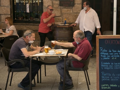 Vecinos de Manzanares el Real (Madrid) disfrutan de una terraza, este viernes.