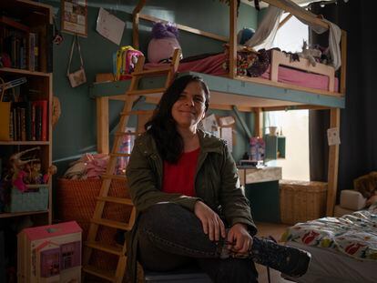 La periodista mexicana Daniela Rea, en la habitación de sus hijas, habla con EL PAÍS sobre 'Fruto', un libro que aborda el desgaste de los cuidados o las contradicciones de la maternidad.