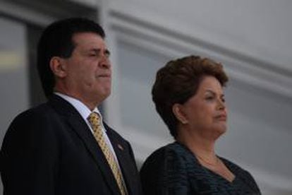 El presidente de Paraguay Horacio Cartes (i) con su homóloga de Brasil Dilma Rousseff. EFE/Archivo