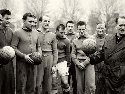 Sepp Herberger con un grupo de seleccionados, entre ellos un jovencísimo Uwe Seeler, de pantalón corto.