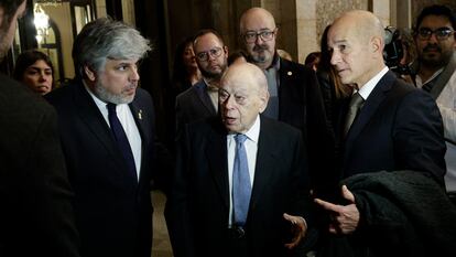 El expresidente Jordi Pujol, acompañado de su hijo Pere Pujol Ferrusola (d), conversa con el presidente del grupo parlamentario de JxCAT, Albert Batet.