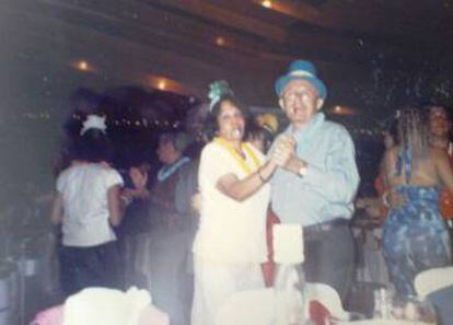 Nadezka, en una fiesta de fin de año con su difunto esposo en Isla Margarita, Venezuela, en 2000