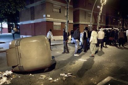 Un grupo de senegaleses, ayer por la noche en el barrio del Besòs de Barcelona tras la muerte a tiros de un compatriota.