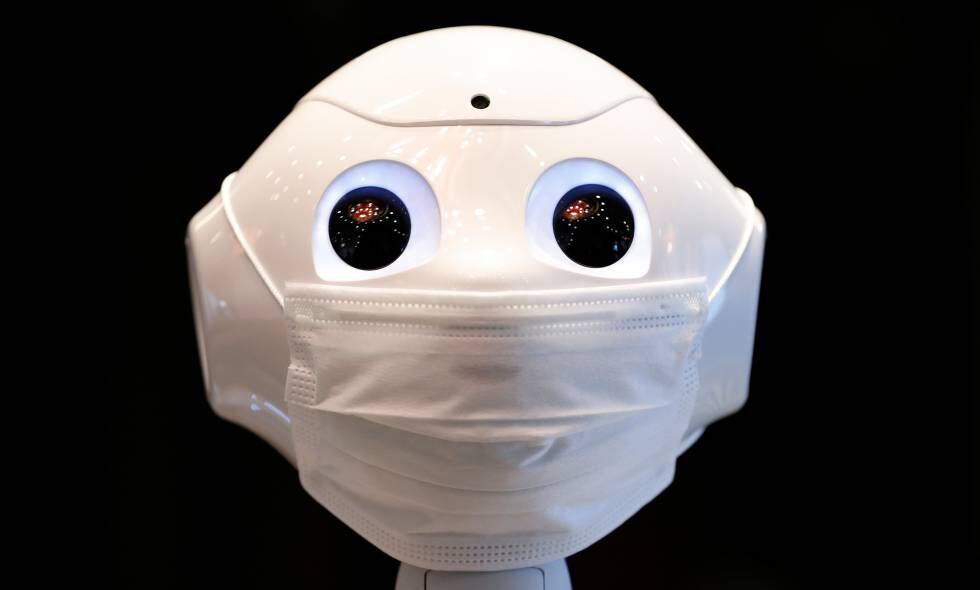 El robot humanoide Pepper en un hotel designado para acomodar a enfermos de coronavirus en Tokio.