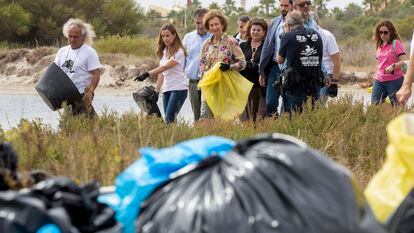 La reina Sofía participa como voluntaria en la limpieza ambiental de la playa de la caleta del Estacio en Murcia.