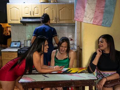 Geraldine, Victoria y Tiffany platican en el departamento del colectivo 'Lleca' en Ciudad de México, el 4 de marzo de 2022.