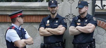 Representantes de los Cuerpos y fuerzas de seguridad del Estado, hacen guardia en el exterior del edificio de la Delegación del Gobierno en Cataluña, durante la reunión de coordinación de los cuerpos de seguridad sobre el 1-O.