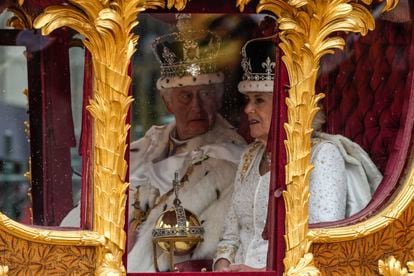 Carlos III y Camila, ya coronados, de camino a Buckingham tras la ceremonia en Westminster. Para su trayecto de regreso al palacio han utilizado una carroza diferente que la empleada para llegar a la abadía. En esta ocasión se han subido al carruaje de Estado Dorado, construido en 1760 para Jorge III.
