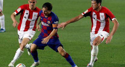 El delantero del FC Barcelona Leo Messi, entre Mikel Vesga y Dani García, ambos del Athletic de Bilbao, ayer.