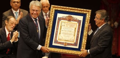 Felipe Gonz&aacute;lez recibe el t&iacute;tulo de Hijo Predilecto de Sevilla de manos del alcalde Juan Ignacio Zoido. 