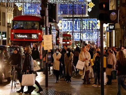 Viandantes en Oxford Street, en el centro de Londres este lunes.