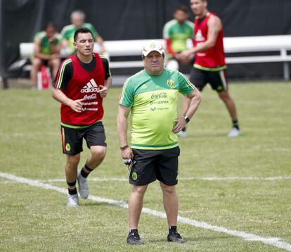 Miguel Herrera, durante un entrenamiento este lunes.