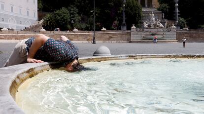 Un hombre mete la cabeza en una fuente en la Piazza del Popolo, este martes en Roma.