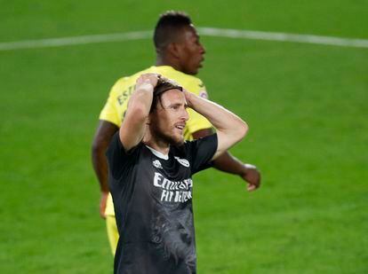 Modric, con Estupiñán detrás, se lamenta en una acción del partido este sábado entre el Villarreal y el Real Madrid en La Cerámica.