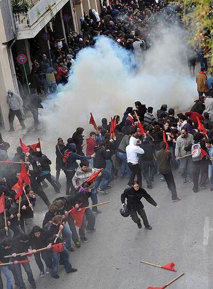 Choque entre manifestantes y policías en Patras (Peloponeso).