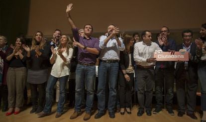 Albert Rivera, en el centro de la imagen, escoltado por el eurodiputado Juan Carlos Girauta y Carolina Punset.