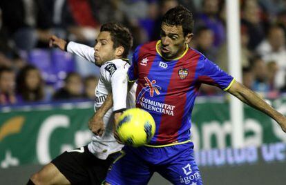 Javi Venta pugna por el bal&oacute;n con Jordi Alba en el Levante-Valencia de la pasada temporada