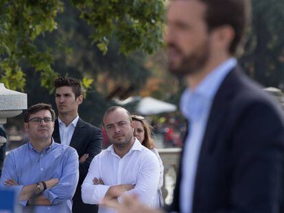 Ángel Carromero sigue la intervención de Pablo Casado en Madrid.