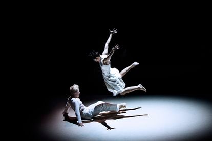Dos bailarines en un momento de una obra del programa de Jo Strømgren.