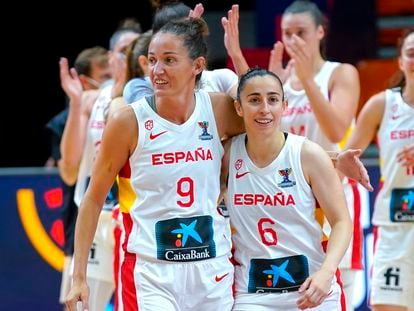 Laia Palau y Silvia Domínguez, tras un partido del pasado Eurobasket. feb