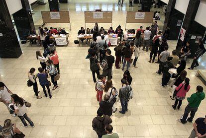 Cola para votar en la segunda vuelta de las elecciones a rector en la Facultad de Derecho.