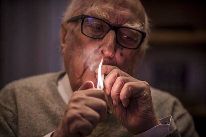 El escritor italiano se enciende un cigarro en su casa de Roma durante una entrevista, el 13 de octubre de 2017.
