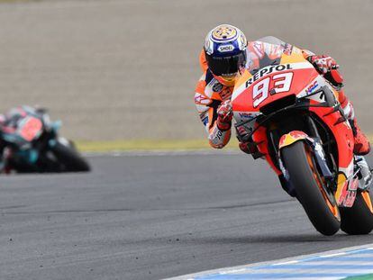 Marc Márquez rueda por delante de Fabio Quartararo en Motegi.