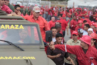 El presidente venezolano, Hugo Chávez, ayer en la base petrolera Petromonagas, en el Estado de Anzoátegui, antes del programa.