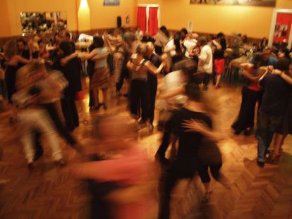 Baile en milonga en el salón Canning del bonaerense barrio de Palermo.