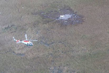 Un helicóptero sobrevuela la zona del siniestro, en Ayolas.