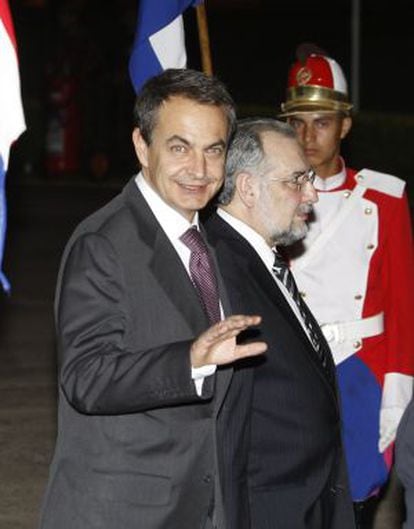 Zapatero, a su llegada al aeropuerto Silvio Petirossi de Asunción.