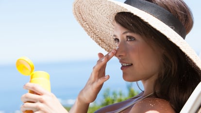 El rostro es una de las zonas que más debe protegerse de la exposición al sol. GETTY IMAGES.