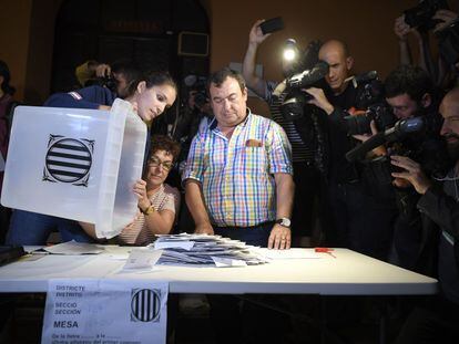 Recuento de votos durante el referéndum en un colegio de Barcelona, el 1 de octubre de 2017.