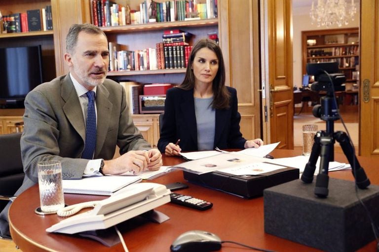 Los reyes de España, Felipe VI y Letizia, mantuvieron este martes una videoconferencia con los responsables del Puerto de Valencia, quiénes les transmitieron que están trabajando sin descanso para abastecer sin problemas a los ciudadanos.