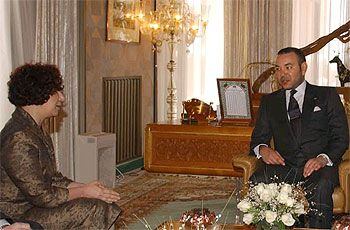 El rey Mohamed VI, ayer en Agadir con la ministra de Exteriores, Ana Palacio.