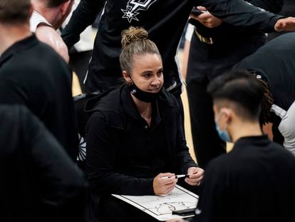 Becky Hammon da instrucciones a los jugadores de los Spurs durante un tiempo muerto.