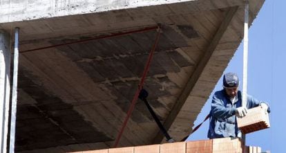 Un obrero trabaja en la construcción de una vivienda.